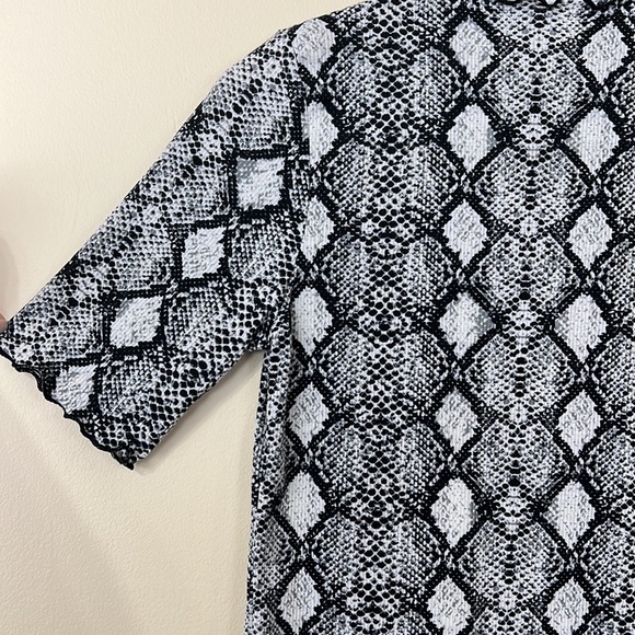 Snakeskin print semi-sheer Tee - Picture 3 of 5